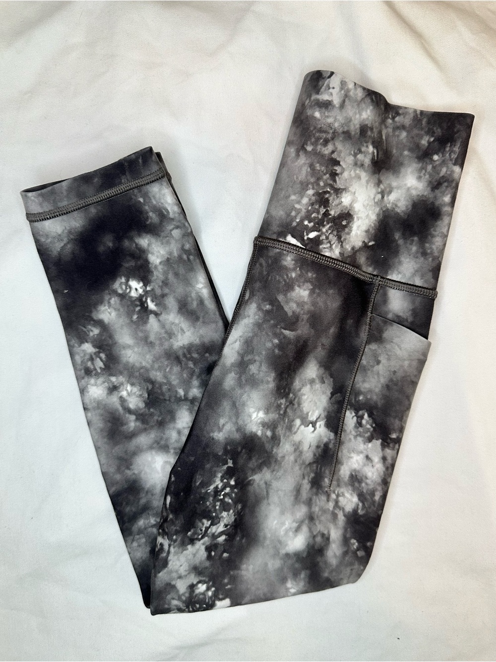 Athleta Salutation Stash Pocket Capri Leggings Gray Tie Dye XXS High Rise Yoga